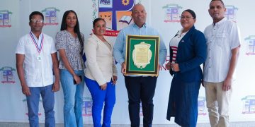 Consejo de Regidores de Pantoja reconoce al director regional 15 de Educación, Eddy Chávez Placencio
