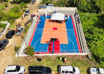 Alexander “El Hijo del Pueblo” hace historia en La Otra Banda con entrega dos canchas totalmente reconstruidas