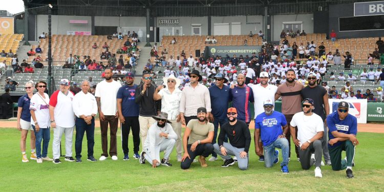 Clínica infantil que organizan FEDOM y MLB llena de emoción y aprendizaje el estadio Tetelo Vargas