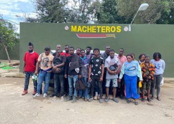 Ejército intercepta jeepeta con 20 haitianos indocumentados en Mao, Valverde