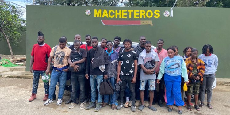 Ejército intercepta jeepeta con 20 haitianos indocumentados en Mao, Valverde