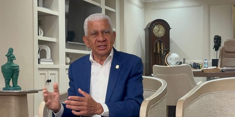 Ricardo de los Santos defiende a Abinader, resalta crecimiento económico y transparencia y rechaza pronunciamientos de Danilo Medina