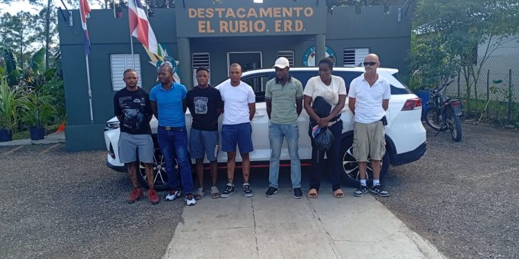 Detienen a ciudadano canadiense transportando haitianos indocumentados en Santiago