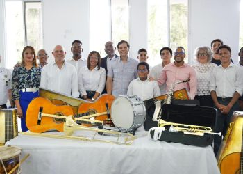 Roberto Ángel Salcedo desarrolla agenda cultural y entrega instrumentos musicales en La Romana