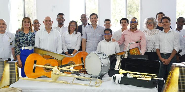 Roberto Ángel Salcedo desarrolla agenda cultural y entrega instrumentos musicales en La Romana