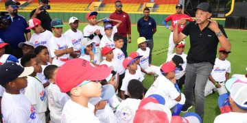 Cientos de niños del Cibao participan en clínica regional de béisbol en Santiago organizada por Fedom y MLB