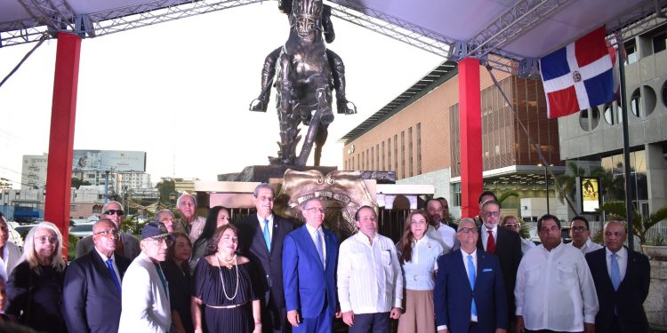 Instituto Duartiano devela primera estatua ecuestre del patricio