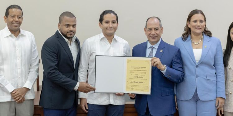Reconocen a José Ricardo Aponte con el Premio Joven Destacado del Distrito Nacional