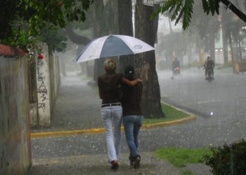 Continuarán aguaceros, tormentas electricas y ráfagas de viento por vaguada y sistema frontal, según Meteorología 