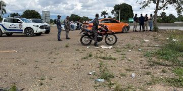 Desaparecen dos jóvenes ruteros de Nagua; hallan su vehículo con sangre y casquillos en Santiago