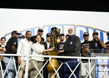 Banreservas entrega copa a los Leones del Escogido, campeones serie final de Lidom 25-26
