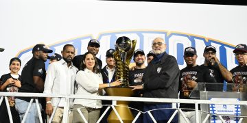 Banreservas entrega copa a los Leones del Escogido, campeones serie final de Lidom 25-26