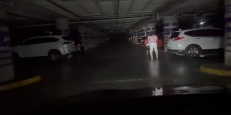 Reportan apagón en parqueos de la plaza Sambil