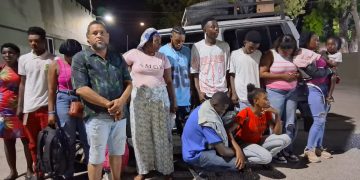 Ejército detiene a ciudadano dominicano que transportaba haitianos indocumentados en Neyba