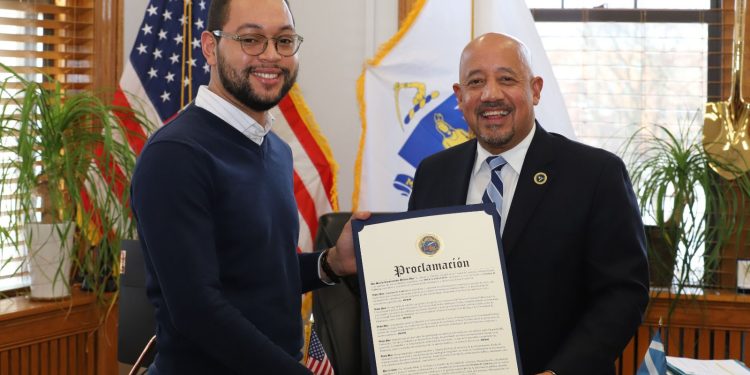 Entregan reconocimiento en EE.UU. al periodista Cristian Cabrera