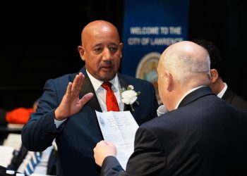 Brian DePeña se juramenta como alcalde de Lawrence por segunda ocasión