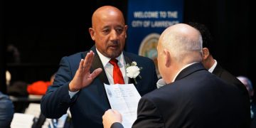 Brian DePeña se juramenta como alcalde de Lawrence por segunda ocasión