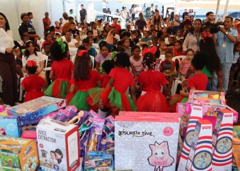 Cientos de niños reciben juguetes de Fundaciones Cruz Jiminián y Lama