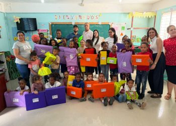 Víctor Cocco, secretario general de la JRM, lleva alegría a niños y niñas de la Circunscripción #3 por motivo del día de Reyes