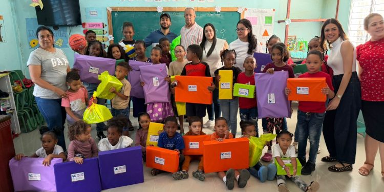 Víctor Cocco, secretario general de la JRM, lleva alegría a niños y niñas de la Circunscripción #3 por motivo del día de Reyes