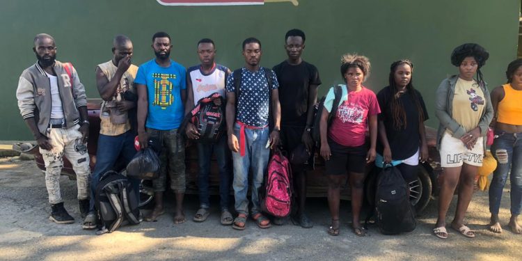 Ejército detiene a doce nacionales haitianos en condición migratoria irregular en Valverde