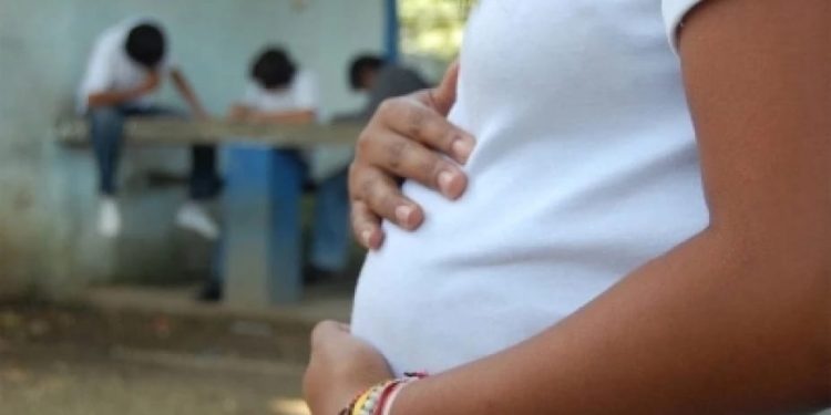 Mujer denuncia violación y embarazo de sus dos hijas menores, exige acción de las autoridades