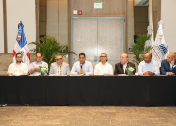 Kelvin Cruz presenta programa de eventos deportivos 2026 ante líderes de la prensa especializada