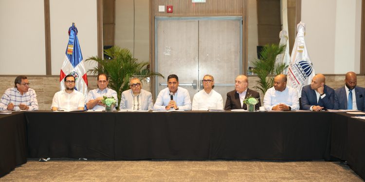Kelvin Cruz presenta programa de eventos deportivos 2026 ante líderes de la prensa especializada