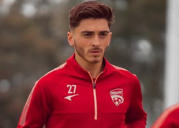 Un futbolista denunció que lo despidieron por ser homosexual