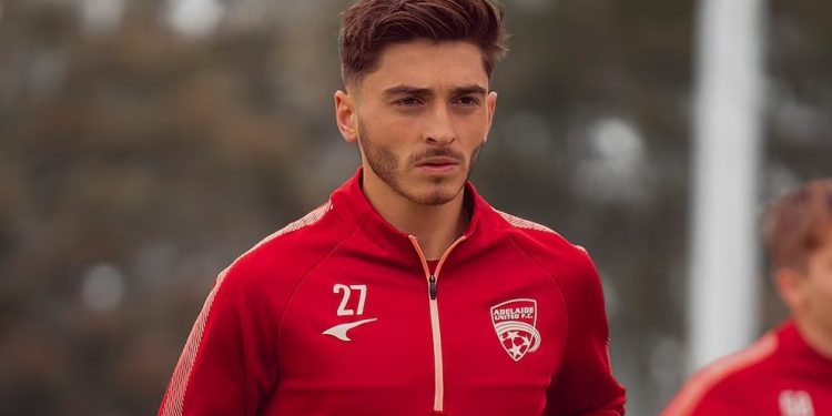 Un futbolista denunció que lo despidieron por ser homosexual