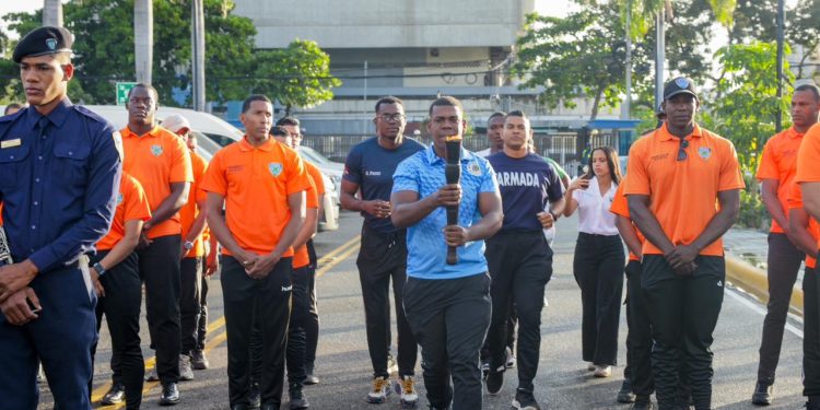 Antorcha olímpica de los LV Juegos Deportivos Militares y Policiales llega a la Policía Nacional