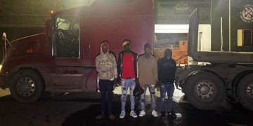 Ejército detiene a ciudadano dominicano que transportaba haitianos indocumentados ocultos en patana en Dajabón