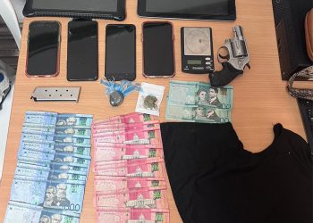 Policía Nacional realiza allanamiento en Las Canas y ocupa drogas, arma de fuego y motocicletas