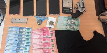 Policía Nacional realiza allanamiento en Las Canas y ocupa drogas, arma de fuego y motocicletas