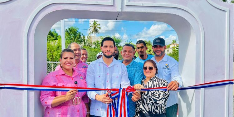 Alexander “El Hijo del Pueblo” entrega de dos canchas totalmente reconstruidas el mismo día