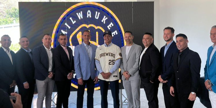 Firma como Pick 1 de Milwaukee por US1.6 MM el talentoso Diego Frontado, de academia dominicana HYL