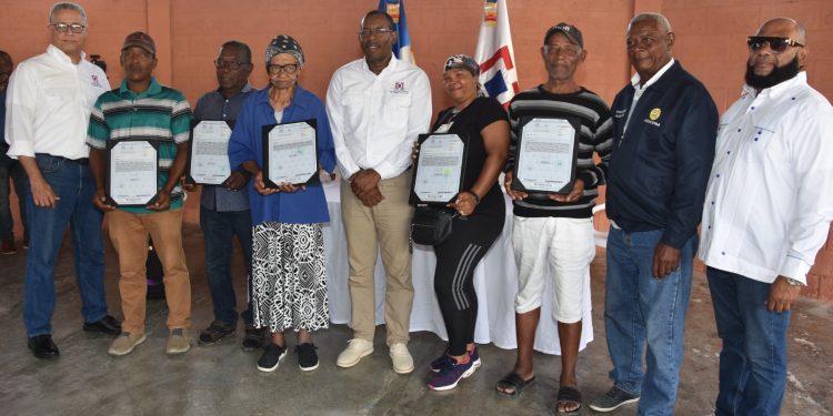 UTECT impacta la provincia Barahona con entrega de títulos de propiedad en Tamayo y Vicente Noble