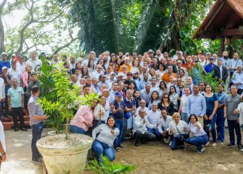 Carolina Mejía recibe contundente apoyo en Santiago