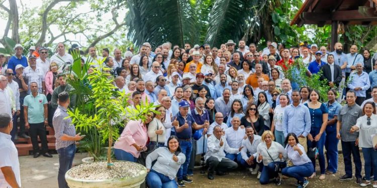 Carolina Mejía recibe contundente apoyo en Santiago