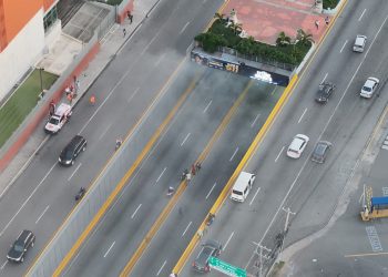 Se normaliza tránsito tras incendiarse vehículo en túnel de la 27 de Febrero; 911 movilizó equipos