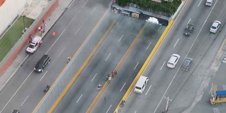 Se normaliza tránsito tras incendiarse vehículo en túnel de la 27 de Febrero; 911 movilizó equipos