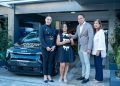 Priority Courier entrega automóvil a ganadora de su Sorteo Dorado 2025
