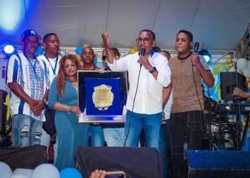 Víctor Pichardo eleva oración por la salud de Ramón Alburquerque en Peralvillo