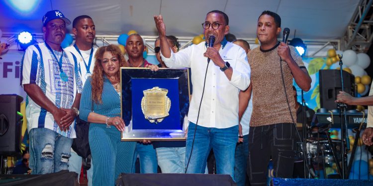Víctor Pichardo eleva oración por la salud de Ramón Alburquerque en Peralvillo
