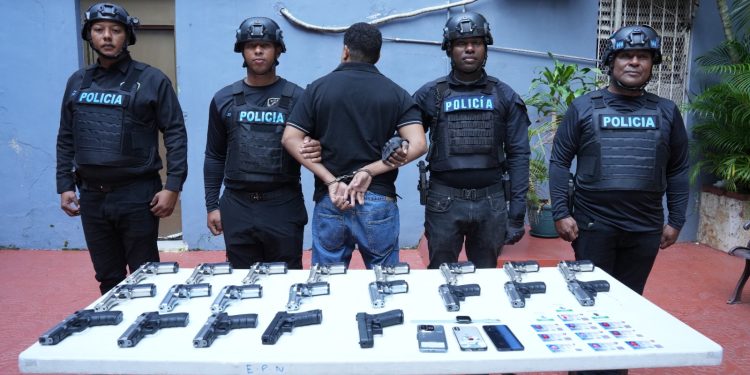 Policía Nacional ocupa 21 armas de fuego traumáticas y apresa a un hombre en el Distrito Nacional