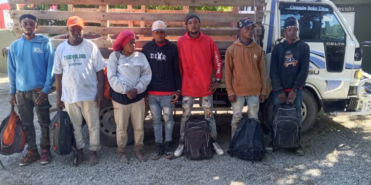 Ejército detiene a siete haitianos indocumentados en la parte trasera de un camión en Navarrete