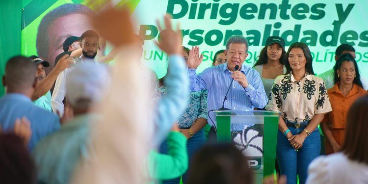 Leonel retoma agenda de juramentaciones de nuevos miembros de FP este sábado