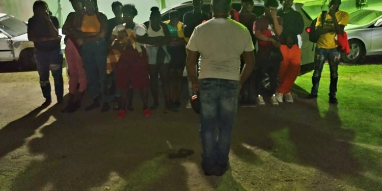 Ejército envía ante el Ministerio Público a conductor de jeepeta detenido con 15 haitianos indocumentados en Santiago Rodríguez