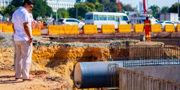 Fellito Suberví recibe trabajos de empalme de tuberías en la avenida Gregorio Luperón