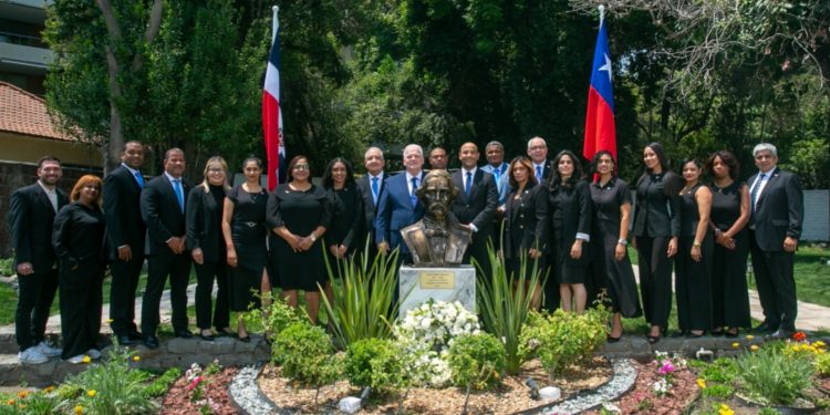 Embajador Juan Cohen encabeza acto conmemorativo por el 213 aniversario del natalicio de Juan Pablo Duarte en Chile